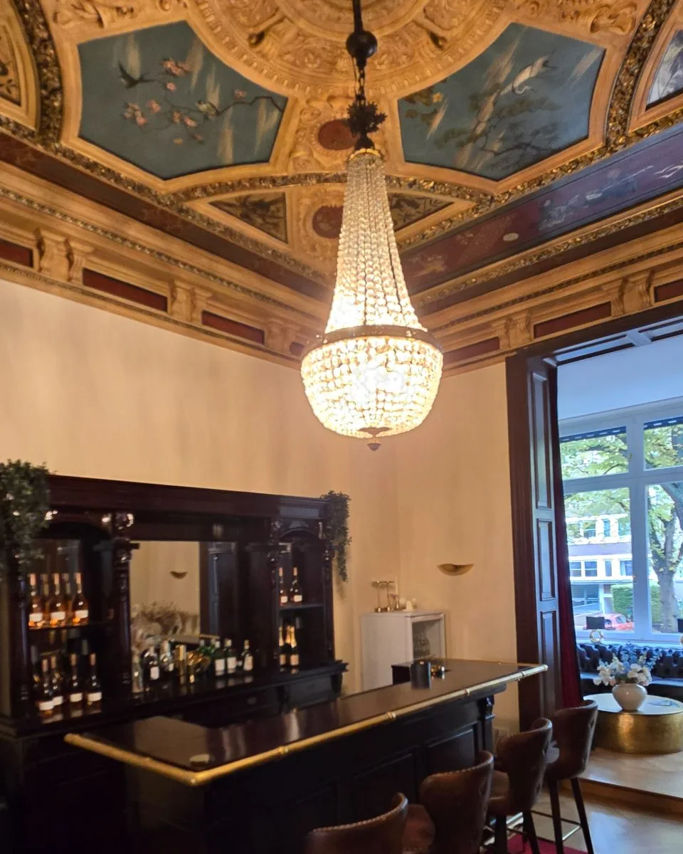 Die Bar der Villa unter einem Kristalllüster